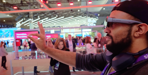 TI's Ricki Lee demoing a pair of VR goggles at the Mobile World Congress in Barcelona (MWC24 - GSM World Congress, Fira)